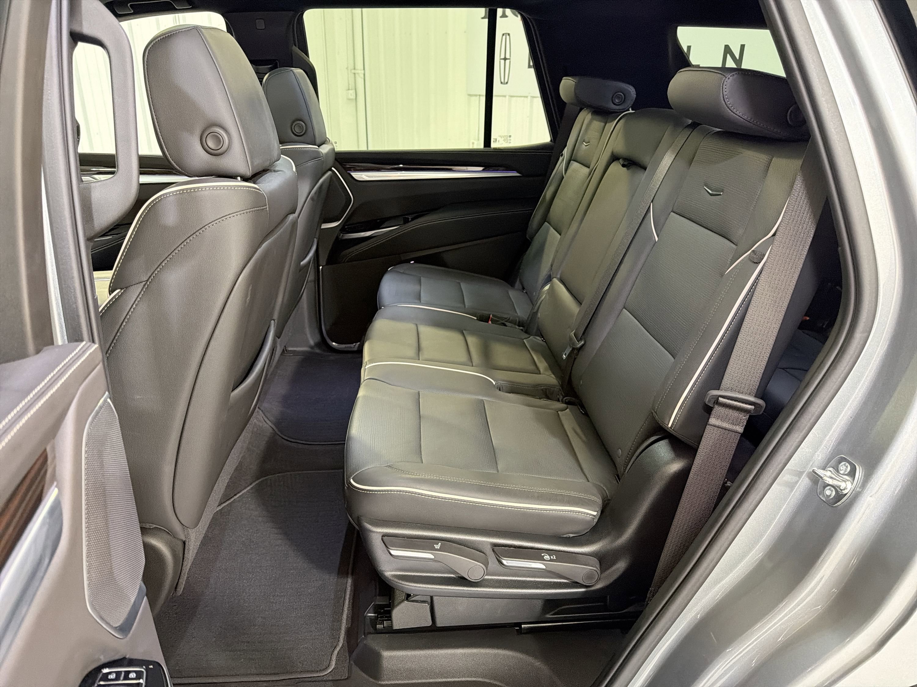 Used 2025 Cadillac Escalade Premium Luxury image 25
