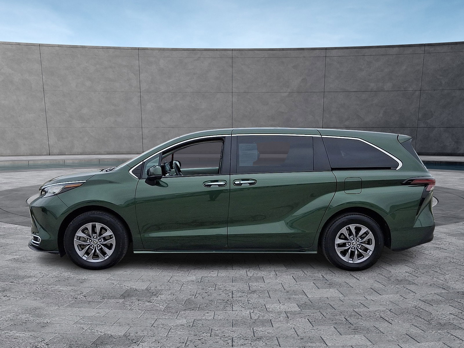 Used 2023 Toyota Sienna XLE AWD/4WD image 6