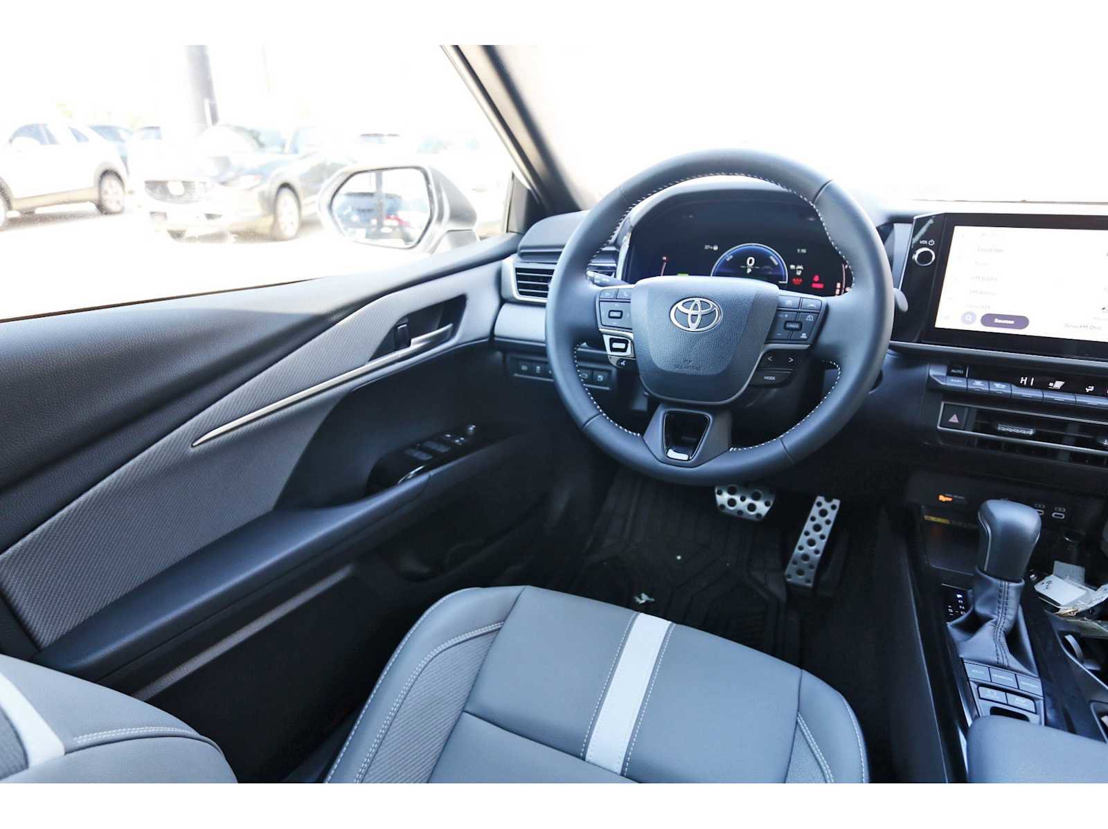 Used 2025 Toyota Camry SE image 6