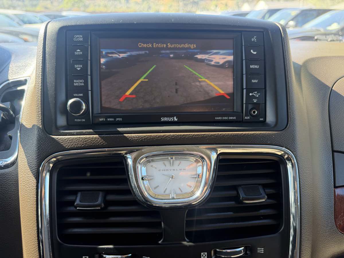 Used 2013 Chrysler Town & Country Touring-L w/ Driver Convenience Group FWD image 14
