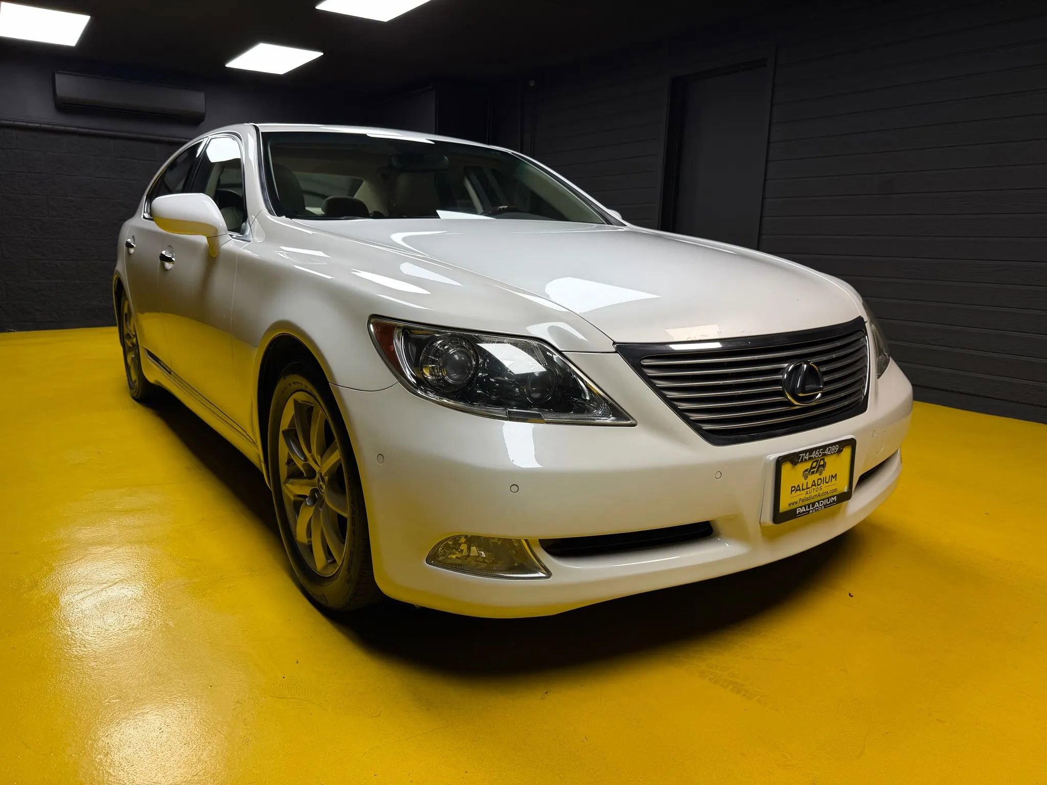 Used 2009 Lexus LS 460 AWD w/ Comfort Seating Pkg image 3