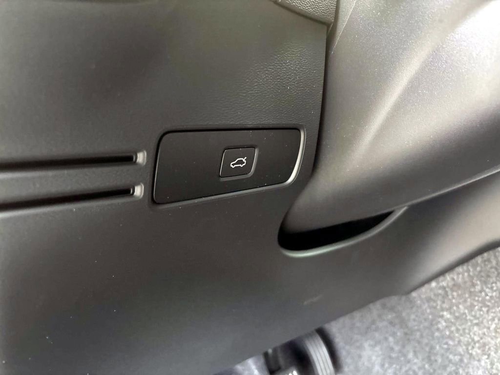 Used 2025 Volvo XC40 B5 Core w/ Protection Package Premier image 14