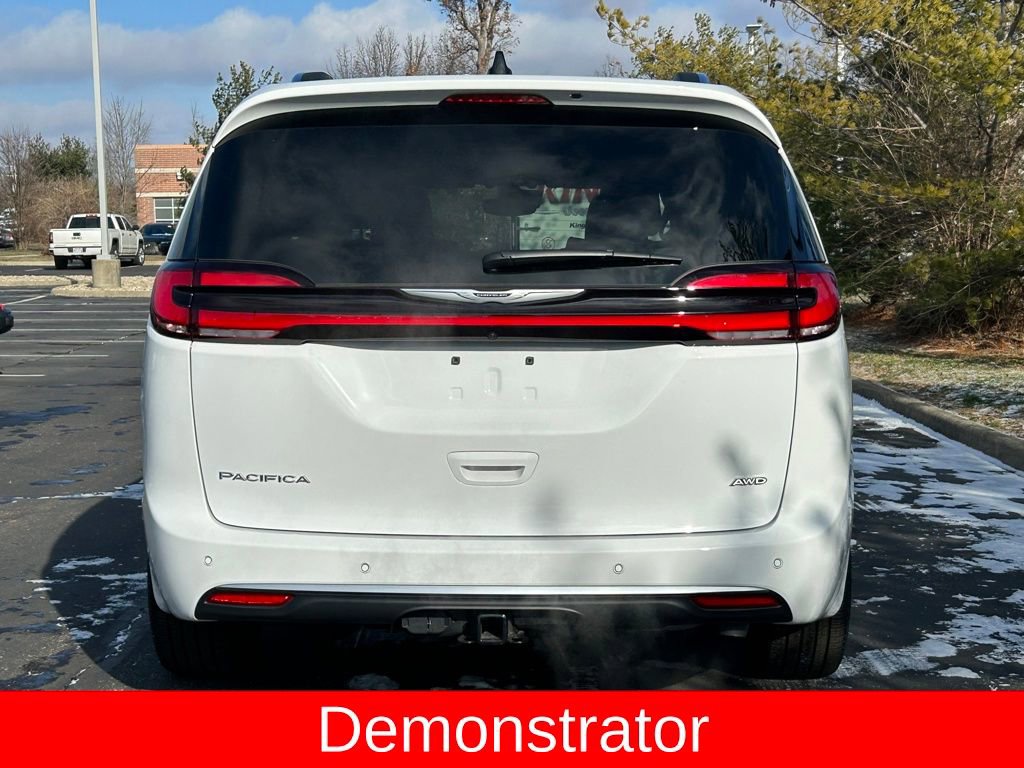 New 2025 Chrysler Pacifica Pinnacle w/ Trailer Tow Group AWD/4WD image 6