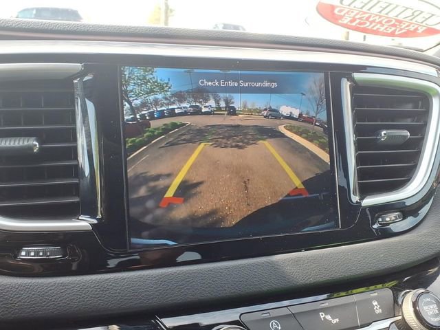 Certified 2020 Chrysler Pacifica Touring-L image 19