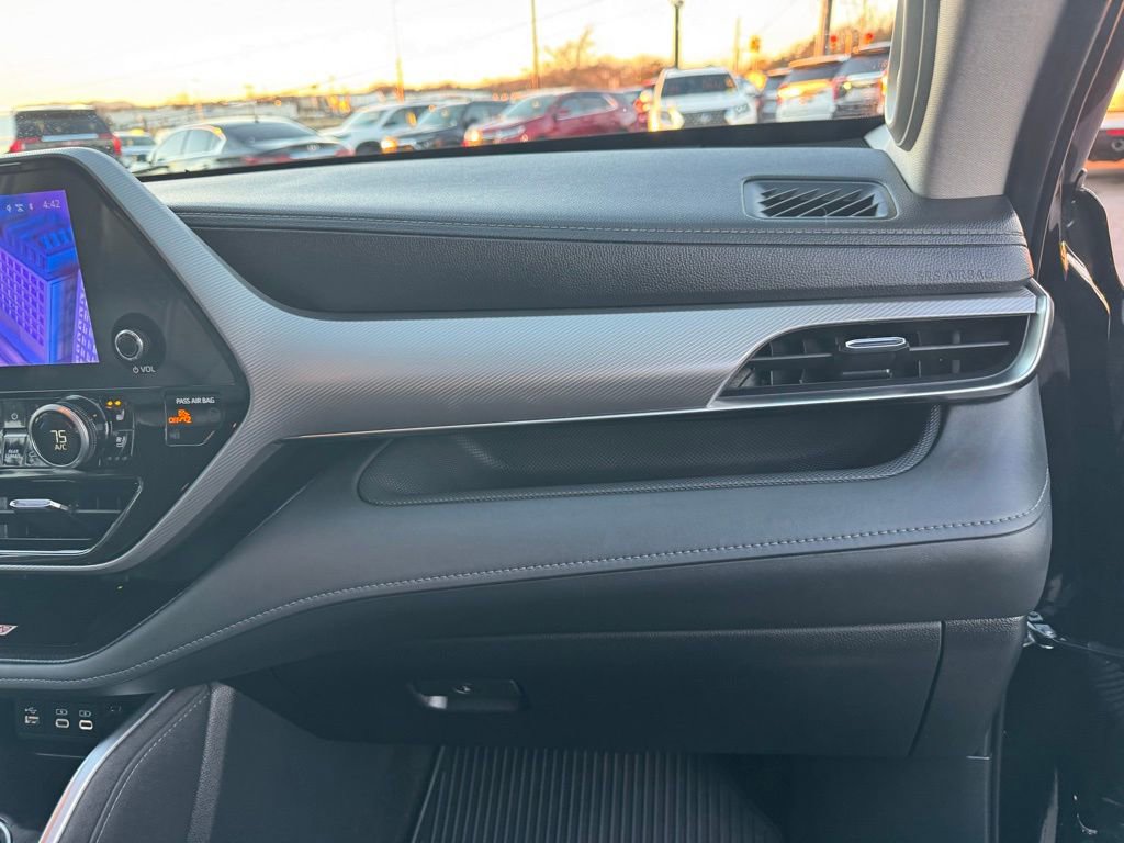 Used 2024 Toyota Highlander Platinum image 24