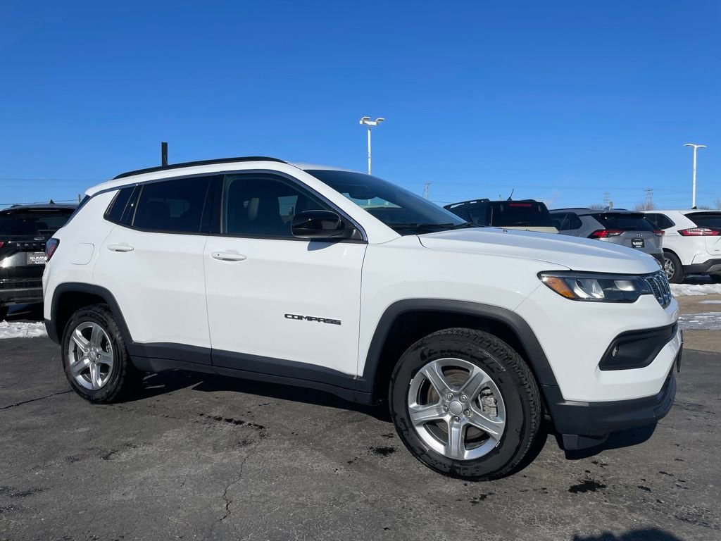 Used 2024 Jeep Compass Latitude AWD/4WD image 2