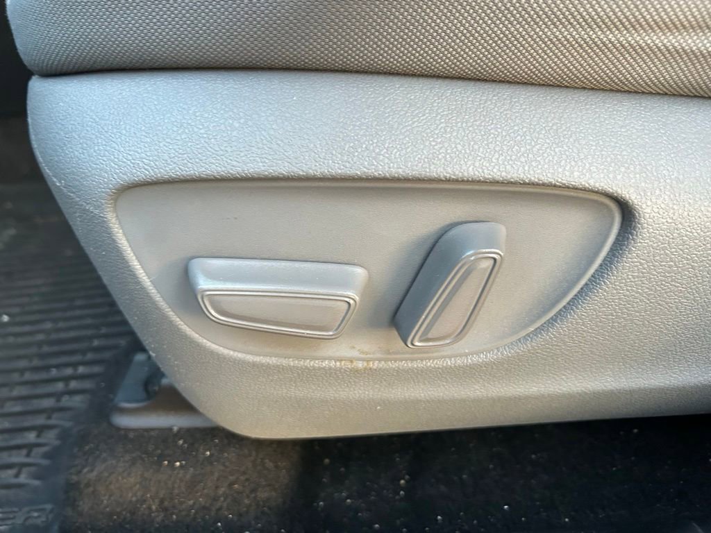 Used 2023 Toyota Highlander LE FWD image 18