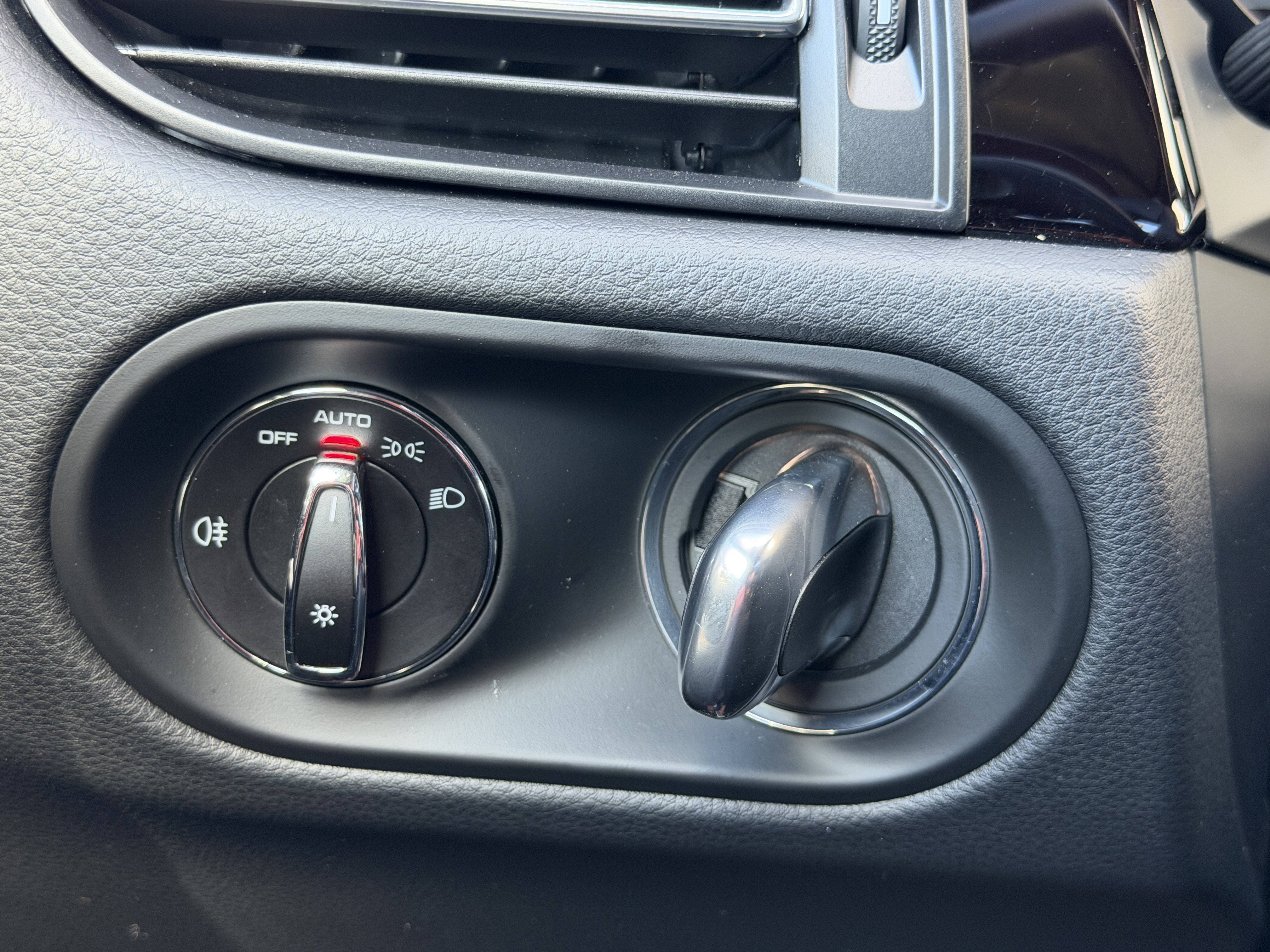 Certified 2025 Porsche Macan Turbo image 34