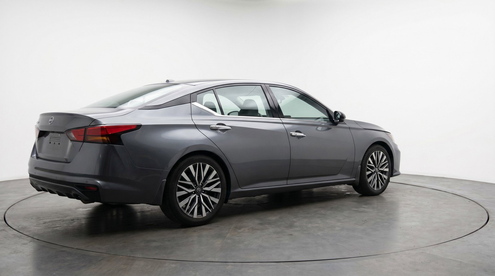 Used 2025 Nissan Altima 2.5 SV FWD image 9