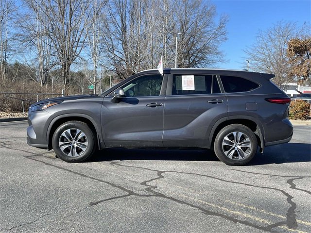 Used 2023 Toyota Highlander XLE image 2