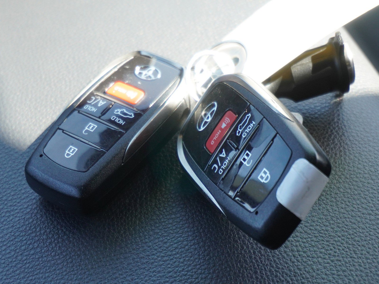 Used 2025 Toyota RAV4 SE image 19