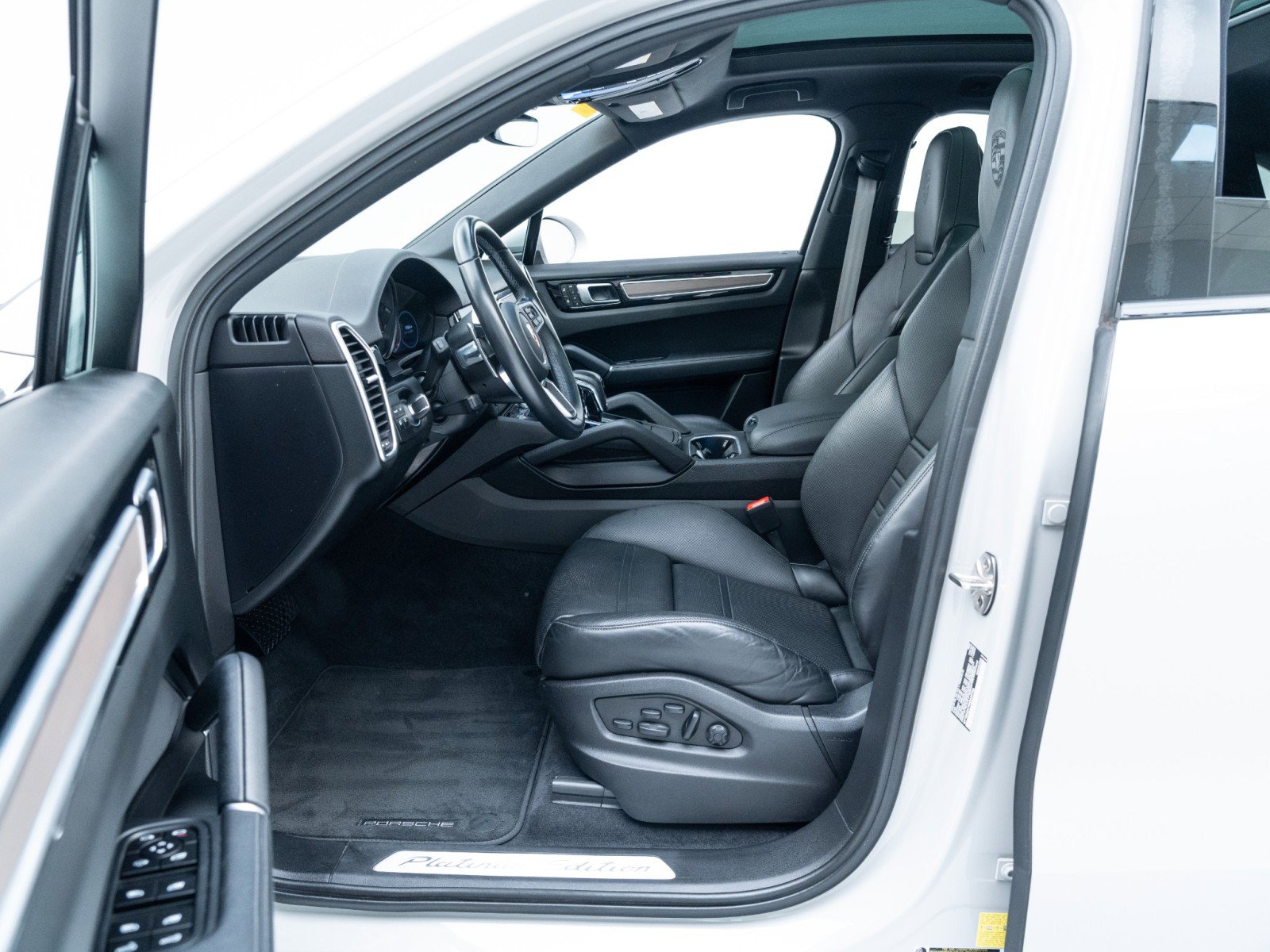 Certified 2022 Porsche Cayenne Platinum Edition image 17