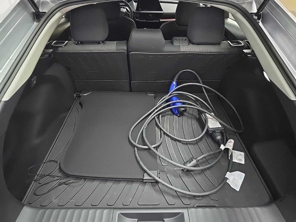 Used 2025 Toyota Prius Plug-In Hybrid image 11