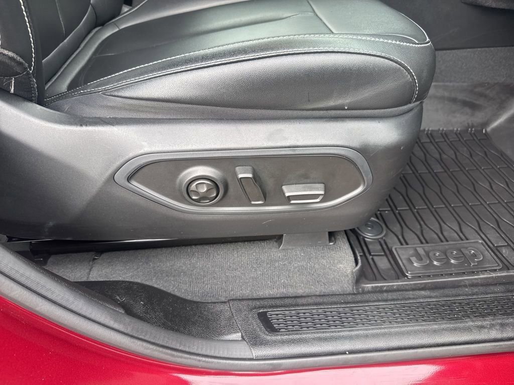 Used 2023 Jeep Grand Cherokee Limited w/ Black Appearance Package image 35