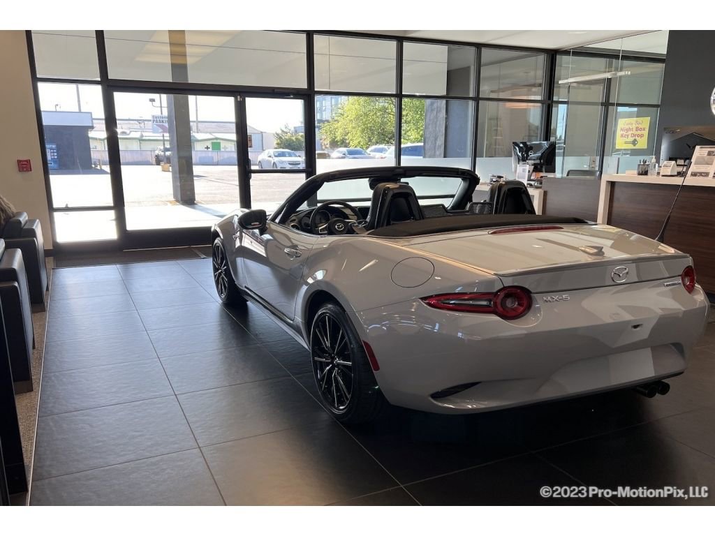 Used 2015 Chevrolet Suburban LS image 34