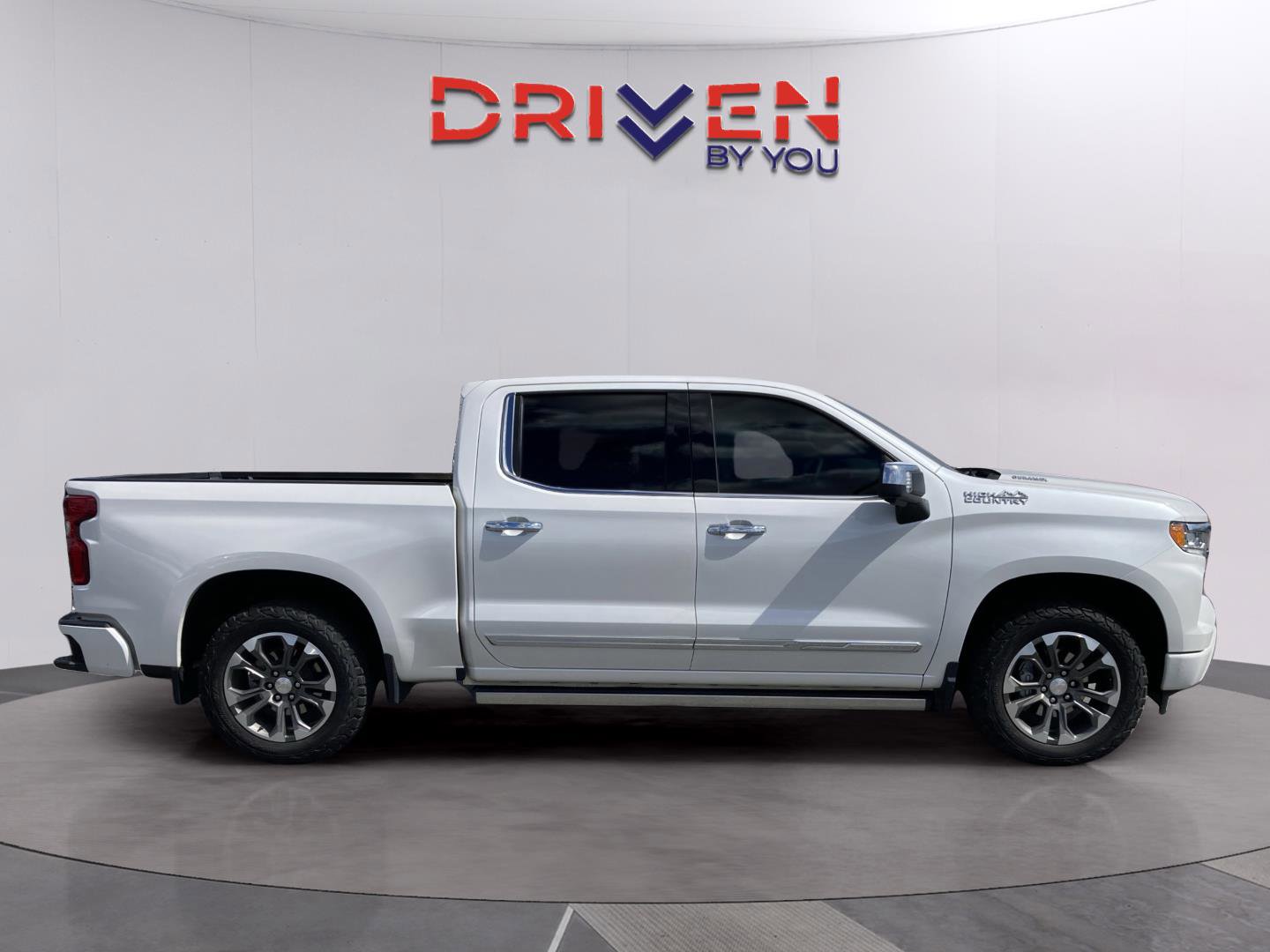 Used 2024 Chevrolet Silverado 1500 High Country w/ Technology Package image 8