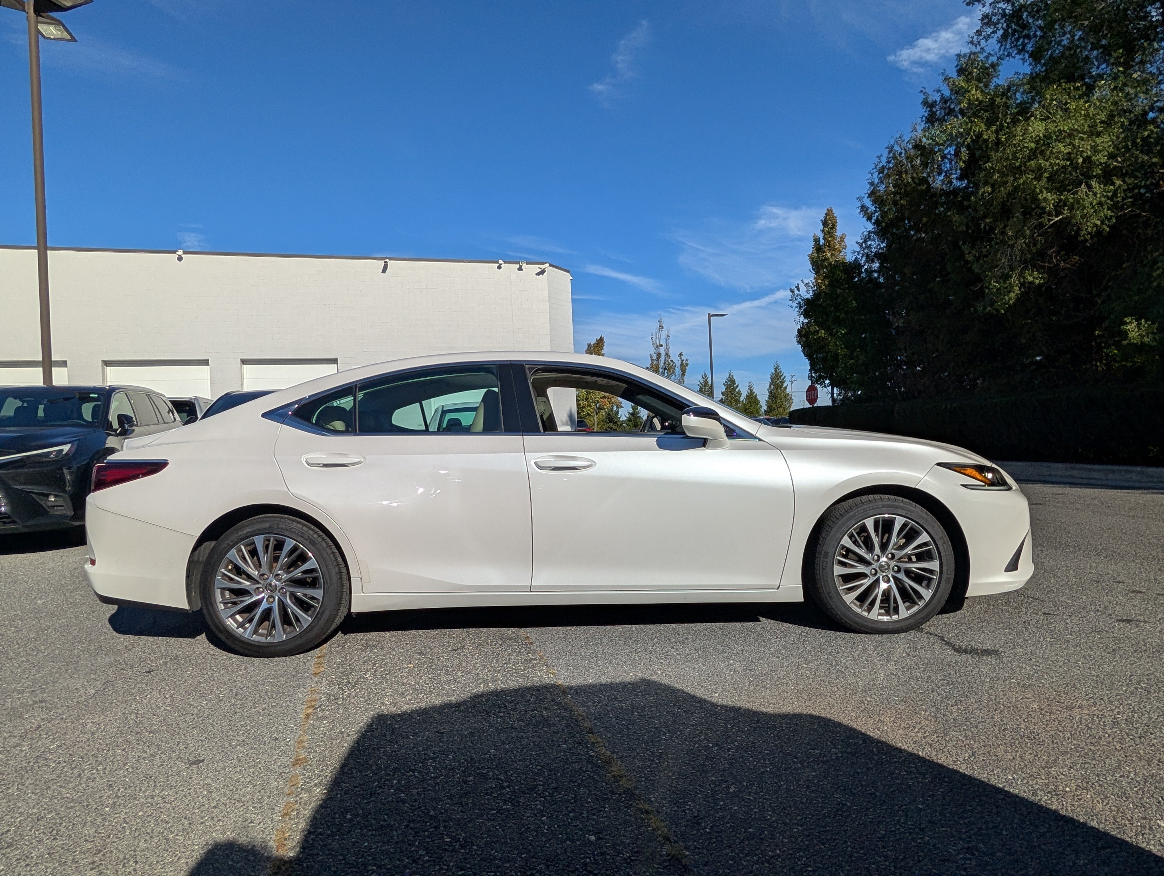Used 2019 Lexus ES 350 w/ Premium Package FWD image 2