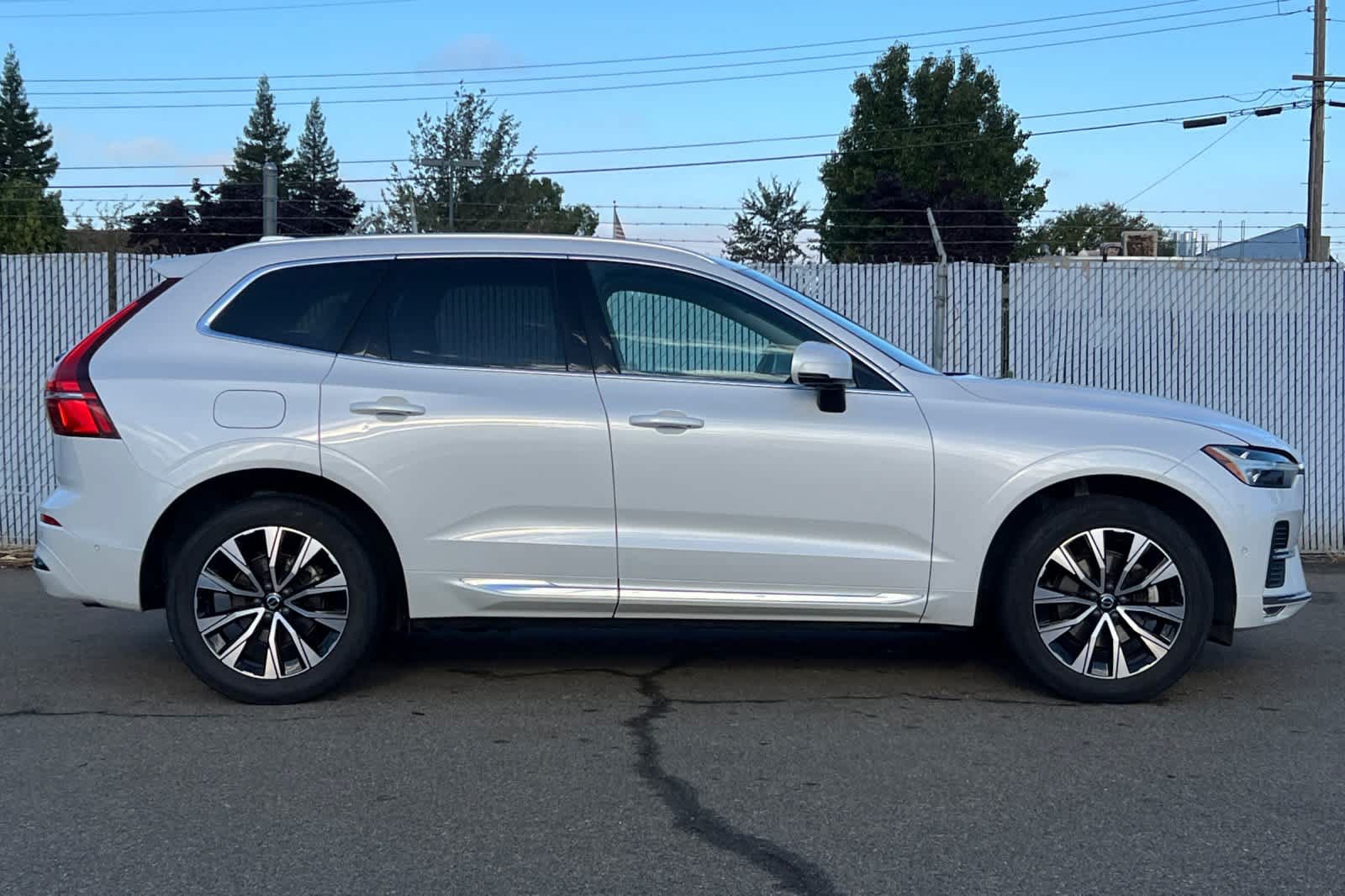 Used 2023 Volvo XC60 B5 Plus AWD/4WD image 6