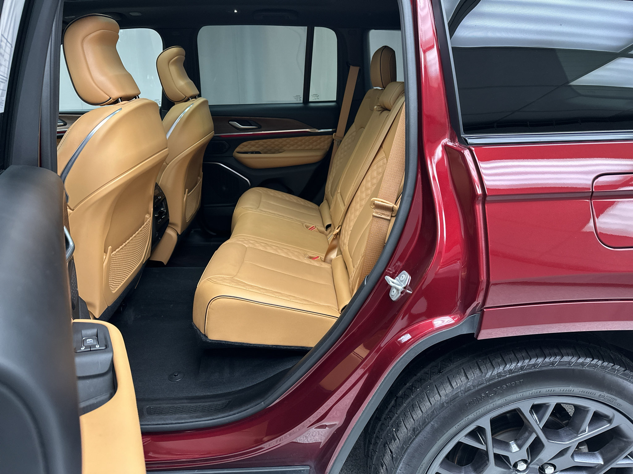 Used 2025 Jeep Grand Cherokee Summit w/ Adv Protech Group IV AWD/4WD image 16