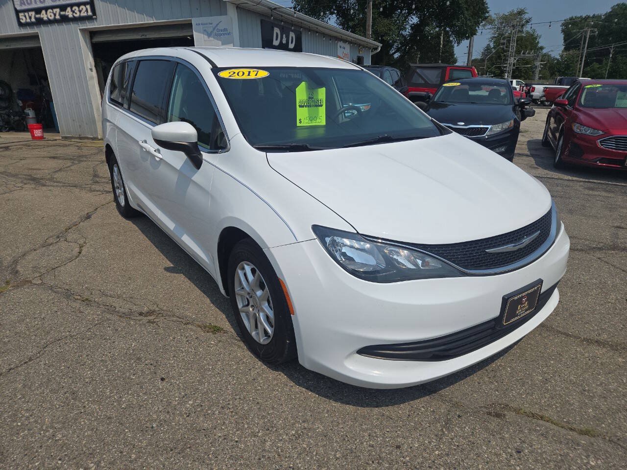 Used 2017 Chrysler Pacifica LX FWD image 2