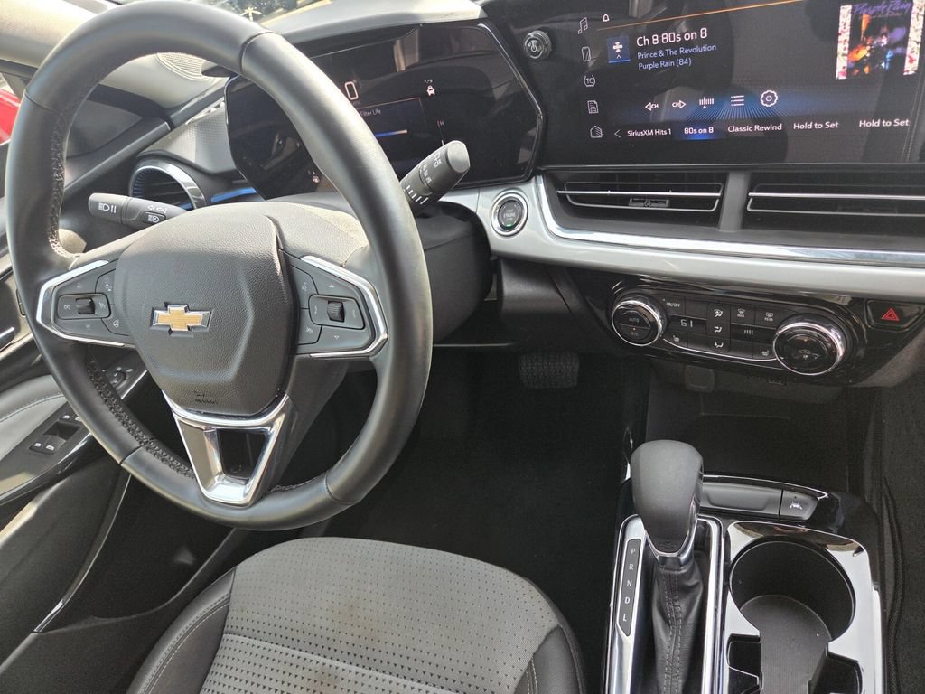 Used 2025 Chevrolet Trax LT w/ LT Convenience Package FWD image 28