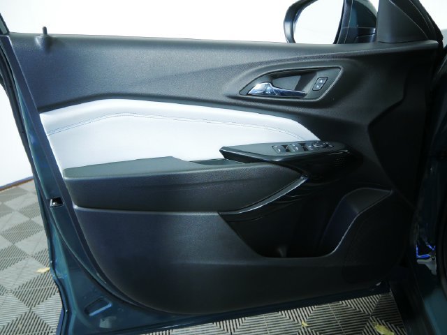 Used 2025 Chevrolet Trax LT FWD image 18