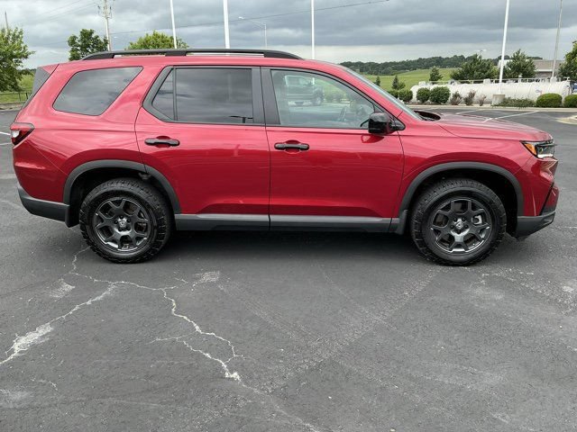 Used 2025 Honda Pilot TrailSport image 2