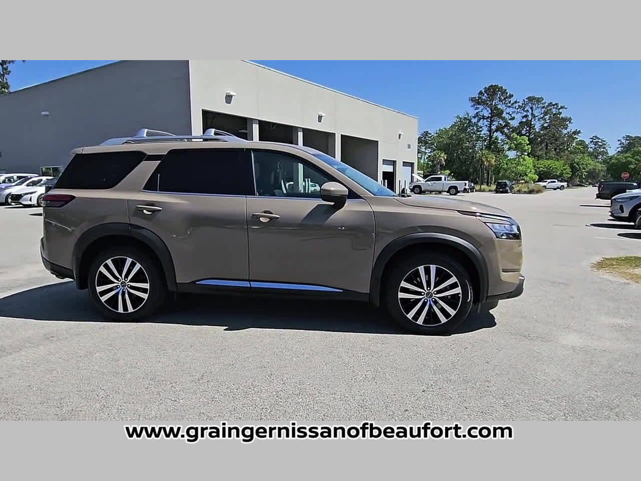 Used 2023 Nissan Pathfinder Platinum w/ Black Appearance Package image 32