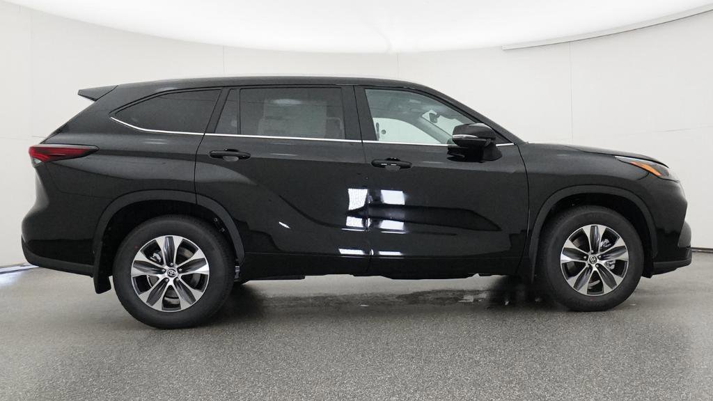 New 2026 Toyota Highlander XLE image 17