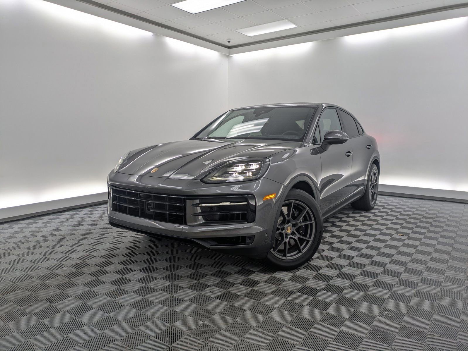 Used 2025 Porsche Cayenne S image 1