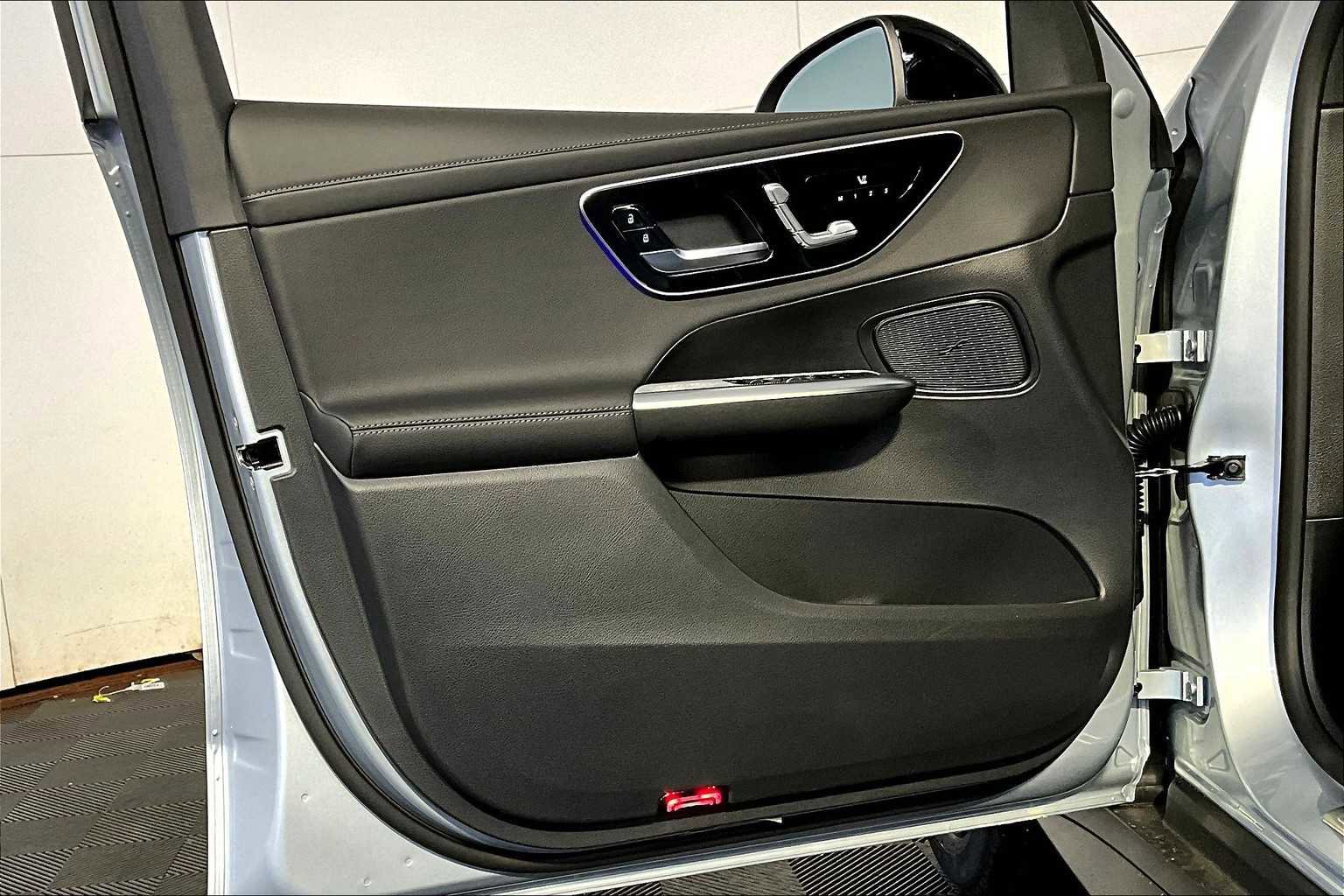 Used 2025 Mercedes-Benz GLC 300 4MATIC image 11