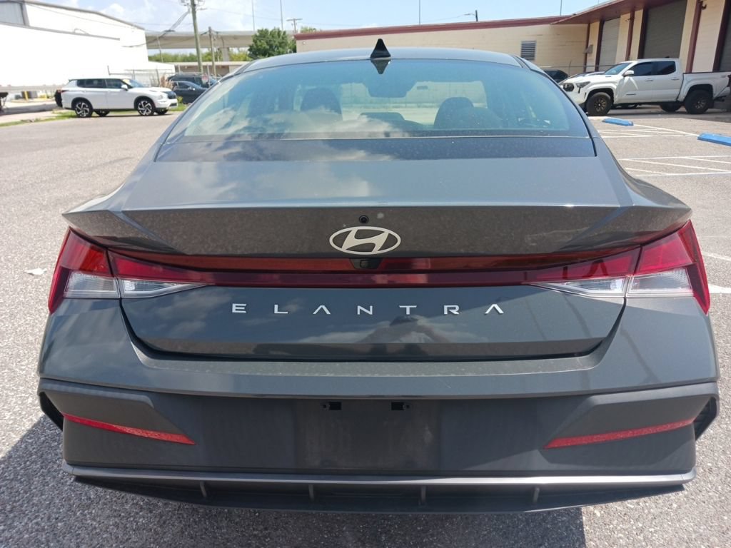 Used 2024 Hyundai Elantra SEL FWD image 4
