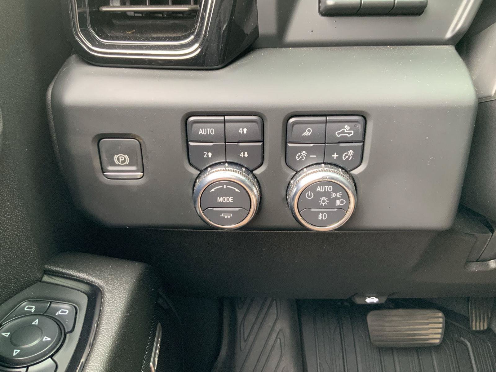Used 2025 GMC Sierra 2500 AT4 w/ AT4 Premium Plus Package AWD/4WD image 38