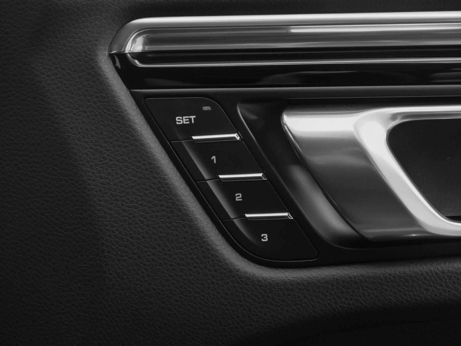Certified 2025 Porsche Macan AWD/4WD image 15