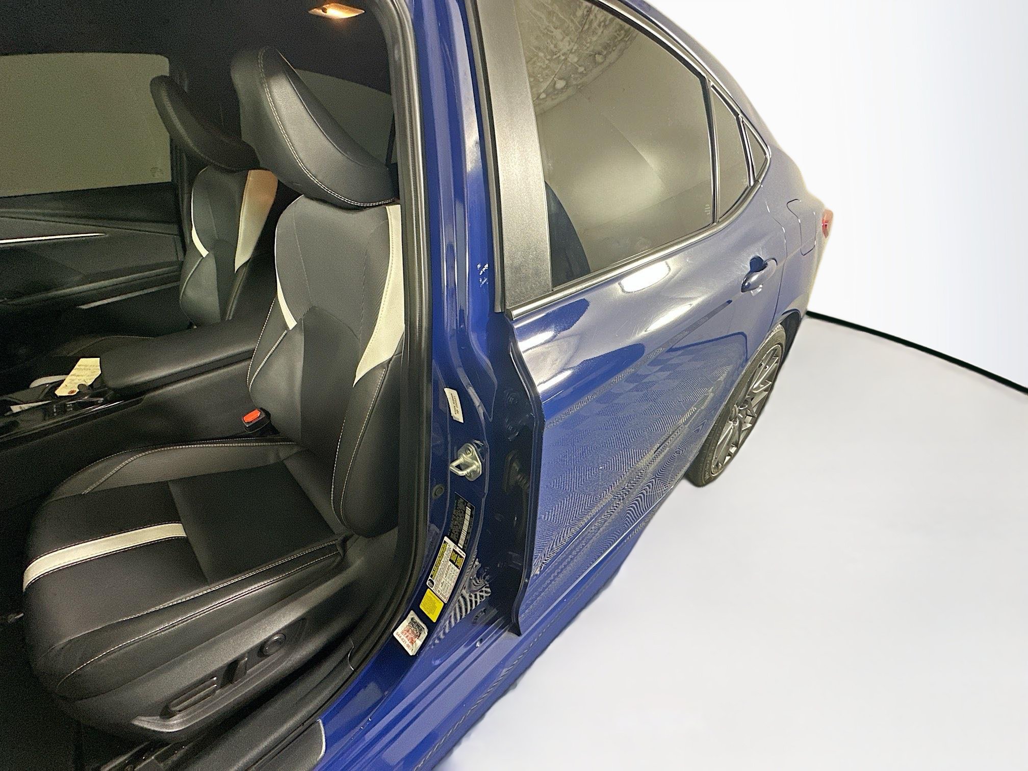 Used 2025 Toyota Camry SE w/ Convenience Package FWD image 12