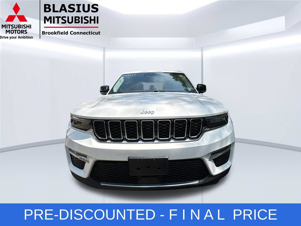Used 2023 Jeep Grand Cherokee Limited w/ Trailer Tow Prep Group (B) AWD/4WD image 4