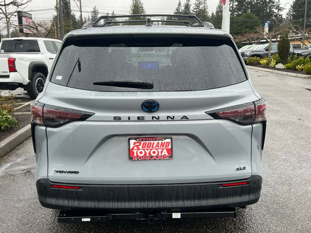 Used 2025 Toyota Sienna XLE Woodland Edition image 8