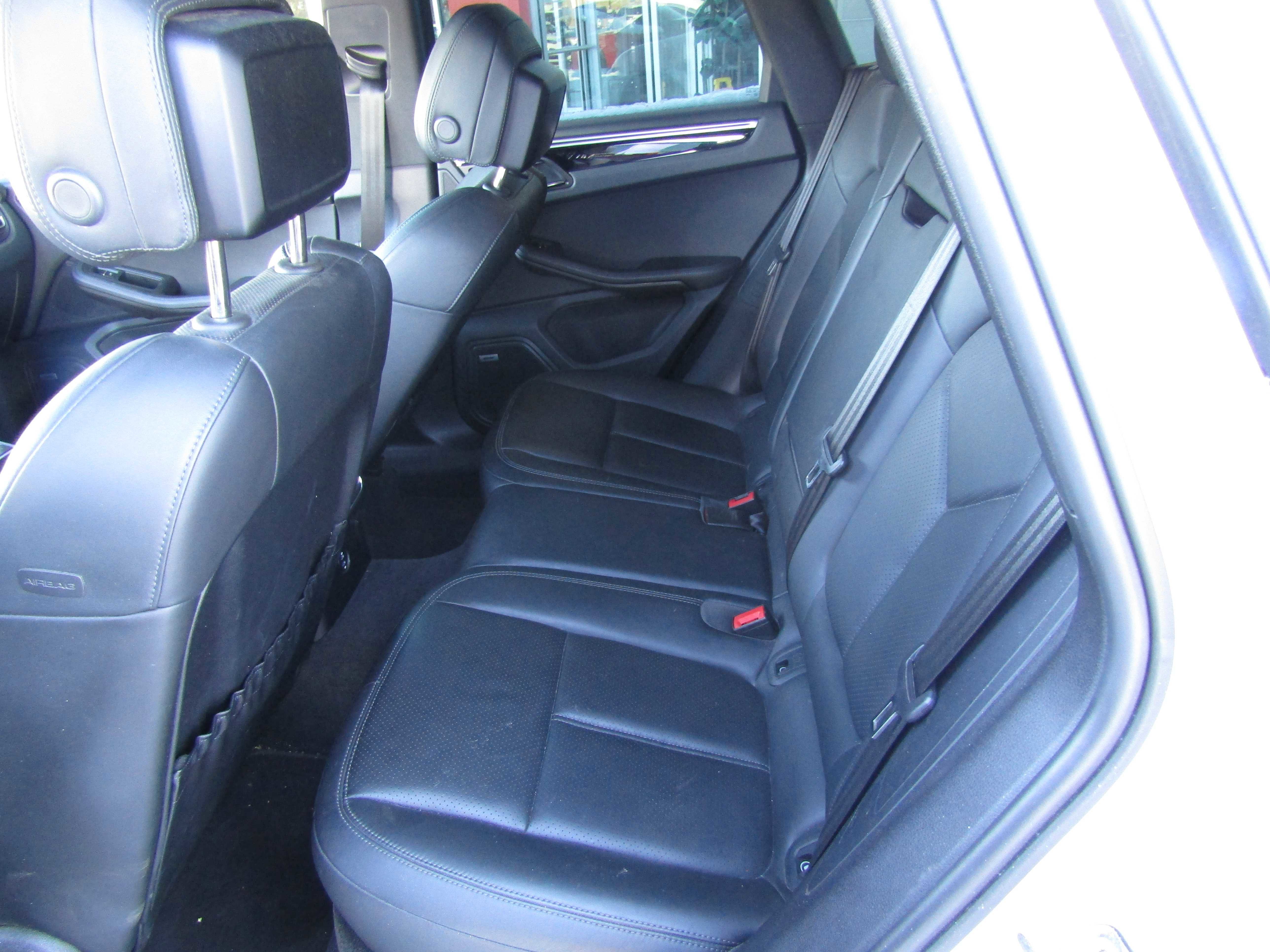 Used 2022 Porsche Macan AWD/4WD image 11