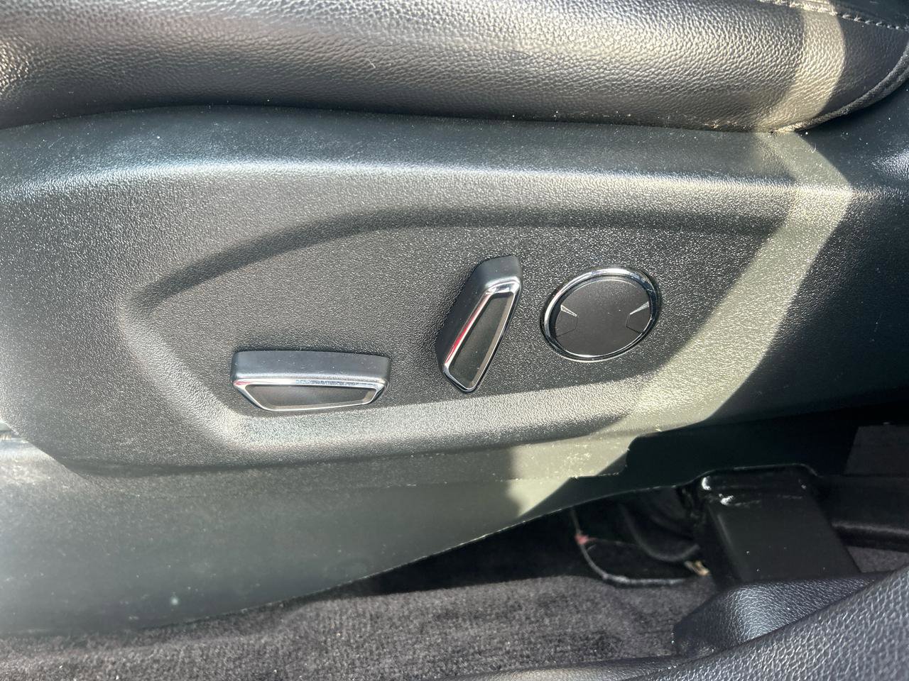 Used 2018 Ford Explorer XLT w/ Equipment Group 202A image 15