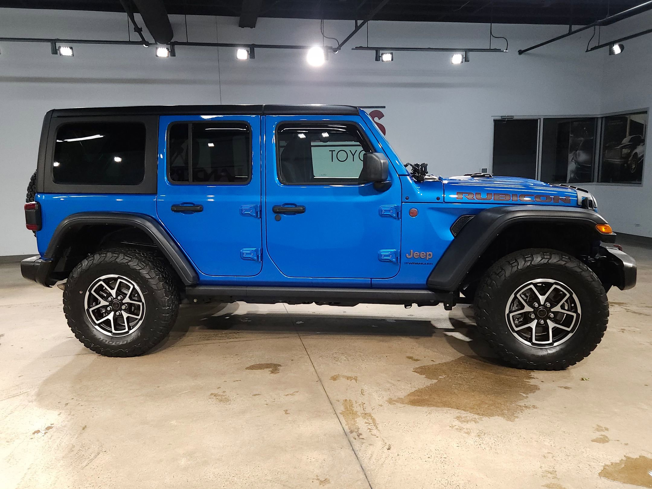 Used 2024 Jeep Wrangler Unlimited Rubicon w/ Technology Group AWD/4WD image 8