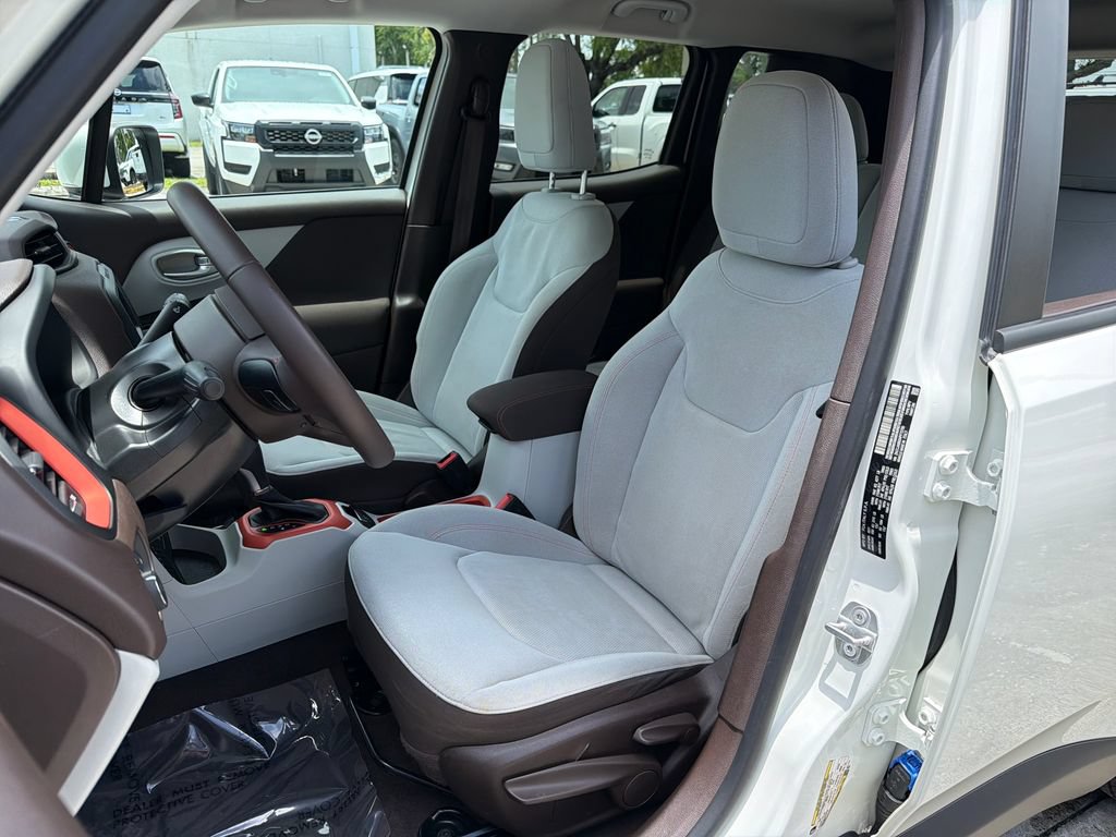 Used 2017 Jeep Renegade Latitude FWD image 29