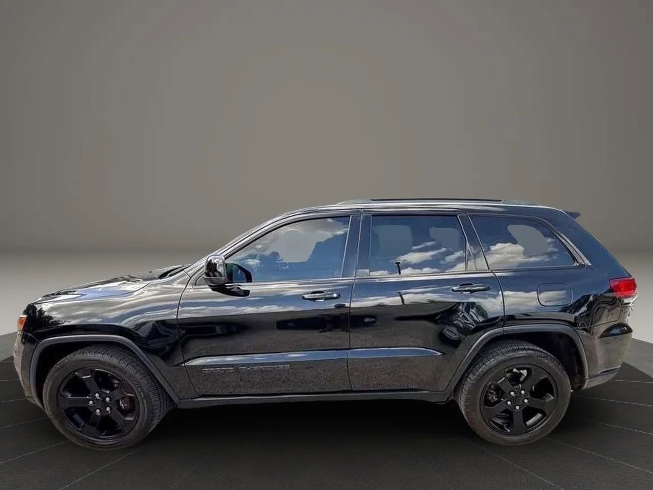 Used 2019 Jeep Grand Cherokee Laredo AWD/4WD image 2