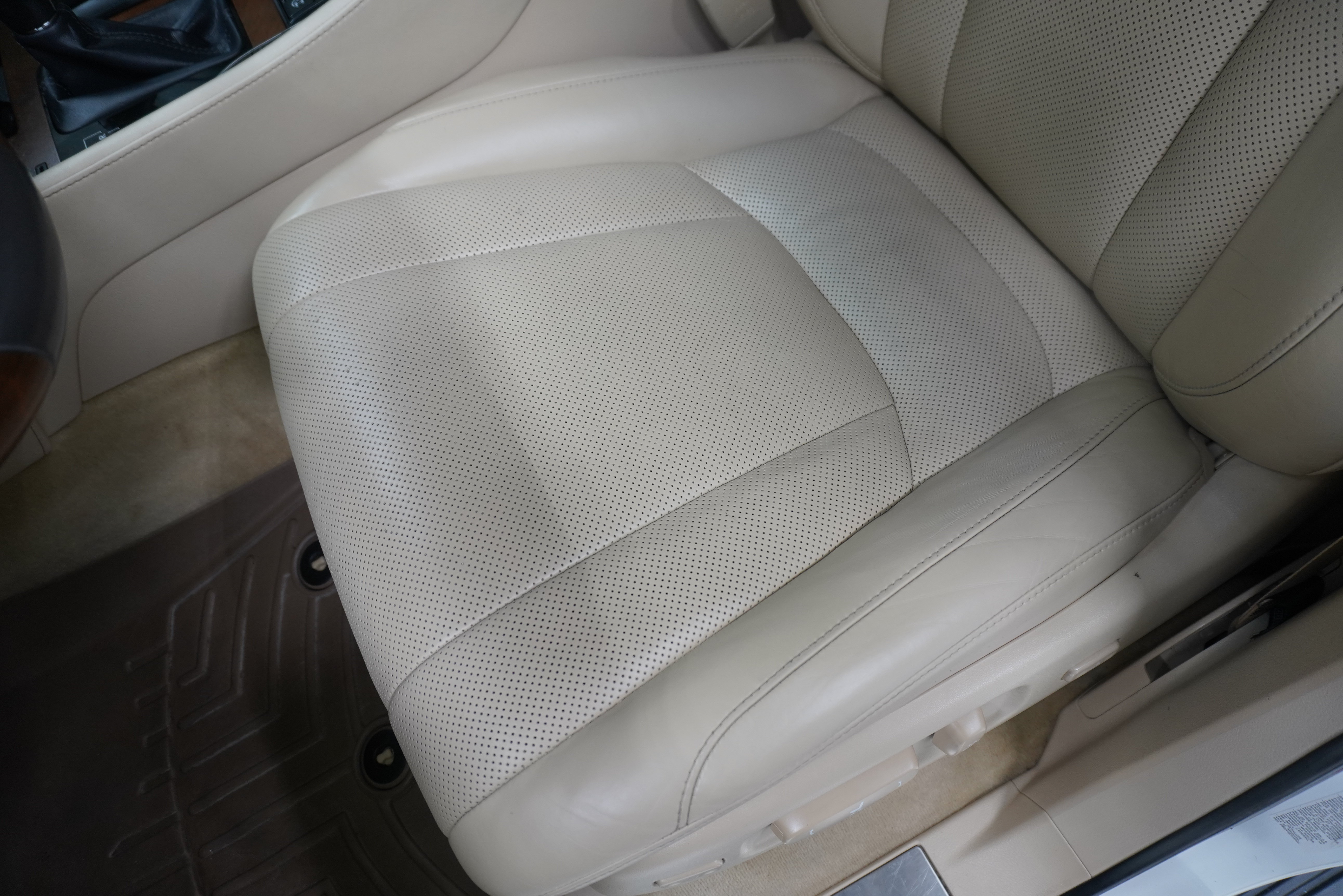 Used 2019 Lexus LX 570 4WD w/ Luxury Package image 12