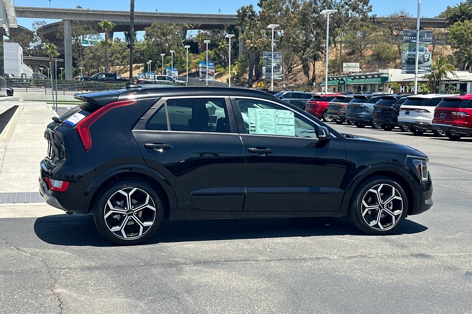 Used 2023 Kia Niro EX Touring FWD image 2