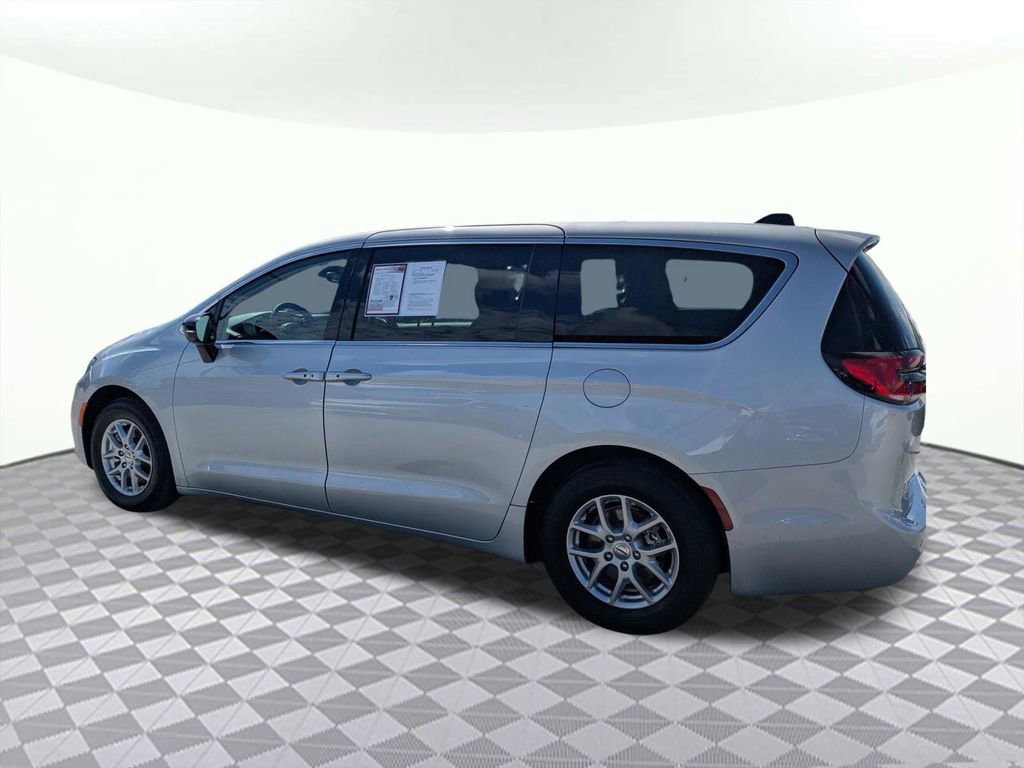 Used 2024 Chrysler Pacifica Touring-L image 5