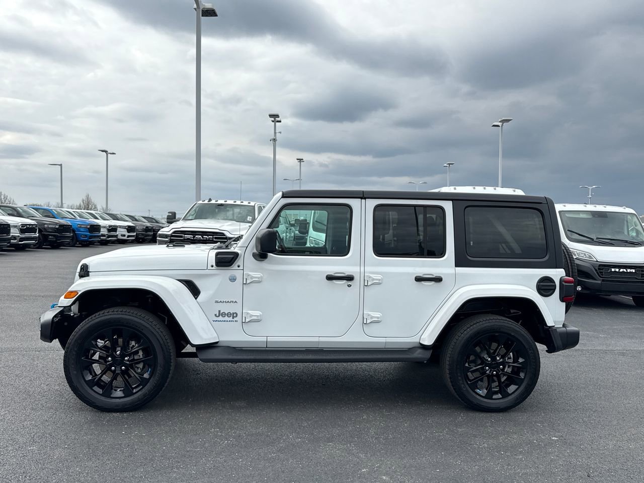 Used 2023 Jeep Wrangler Unlimited Sahara w/ Cold Weather Group AWD/4WD image 6