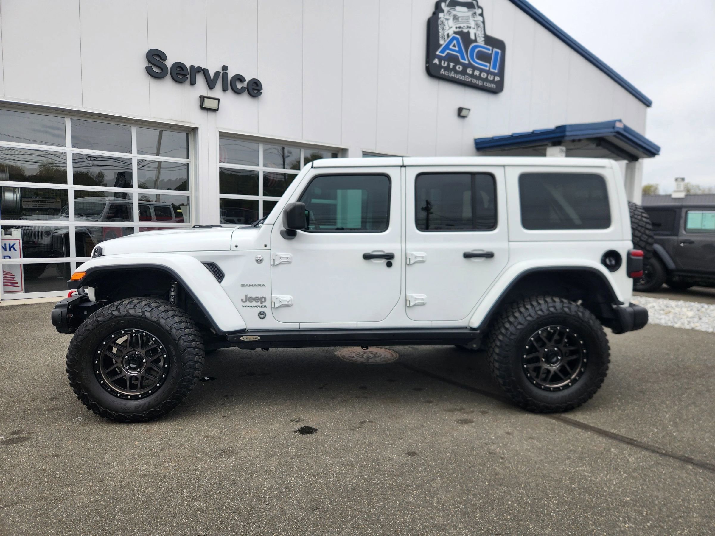 Used 2018 Jeep Wrangler Unlimited Sahara w/ Dual Top Group AWD/4WD image 8