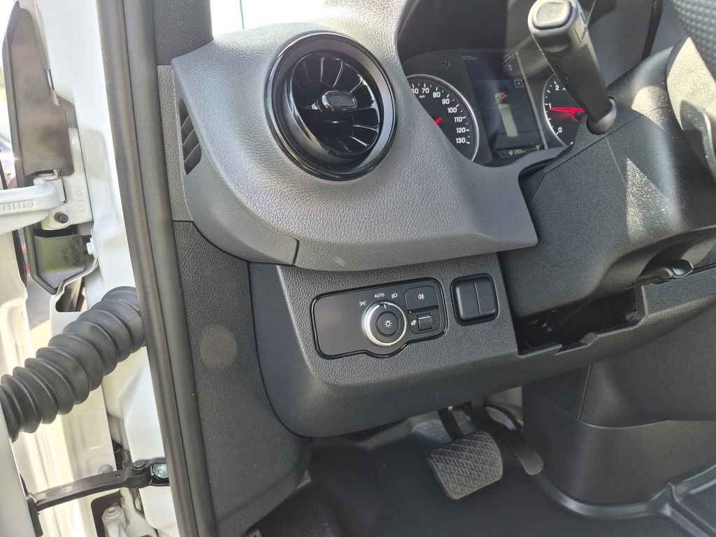 Used 2025 Mercedes-Benz Sprinter 2500 image 27
