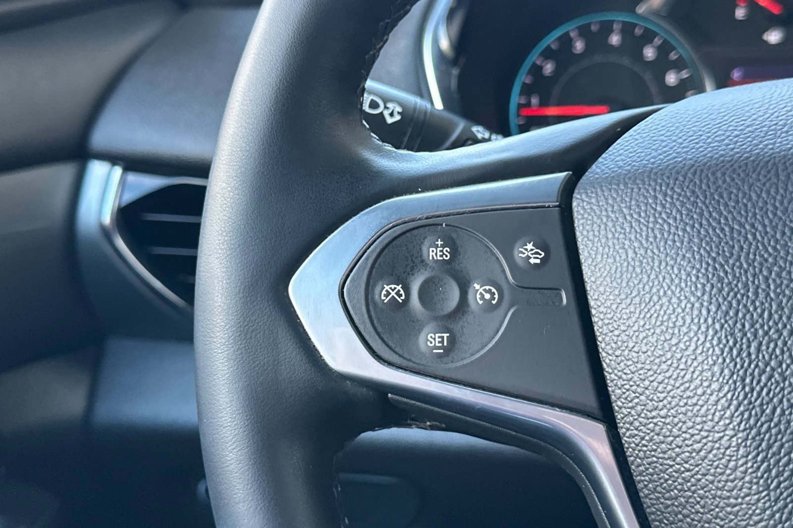 Used 2023 Chevrolet Traverse LT image 38