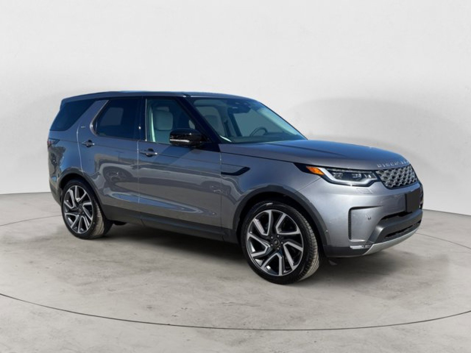 New 2025 Land Rover Discovery S image 2